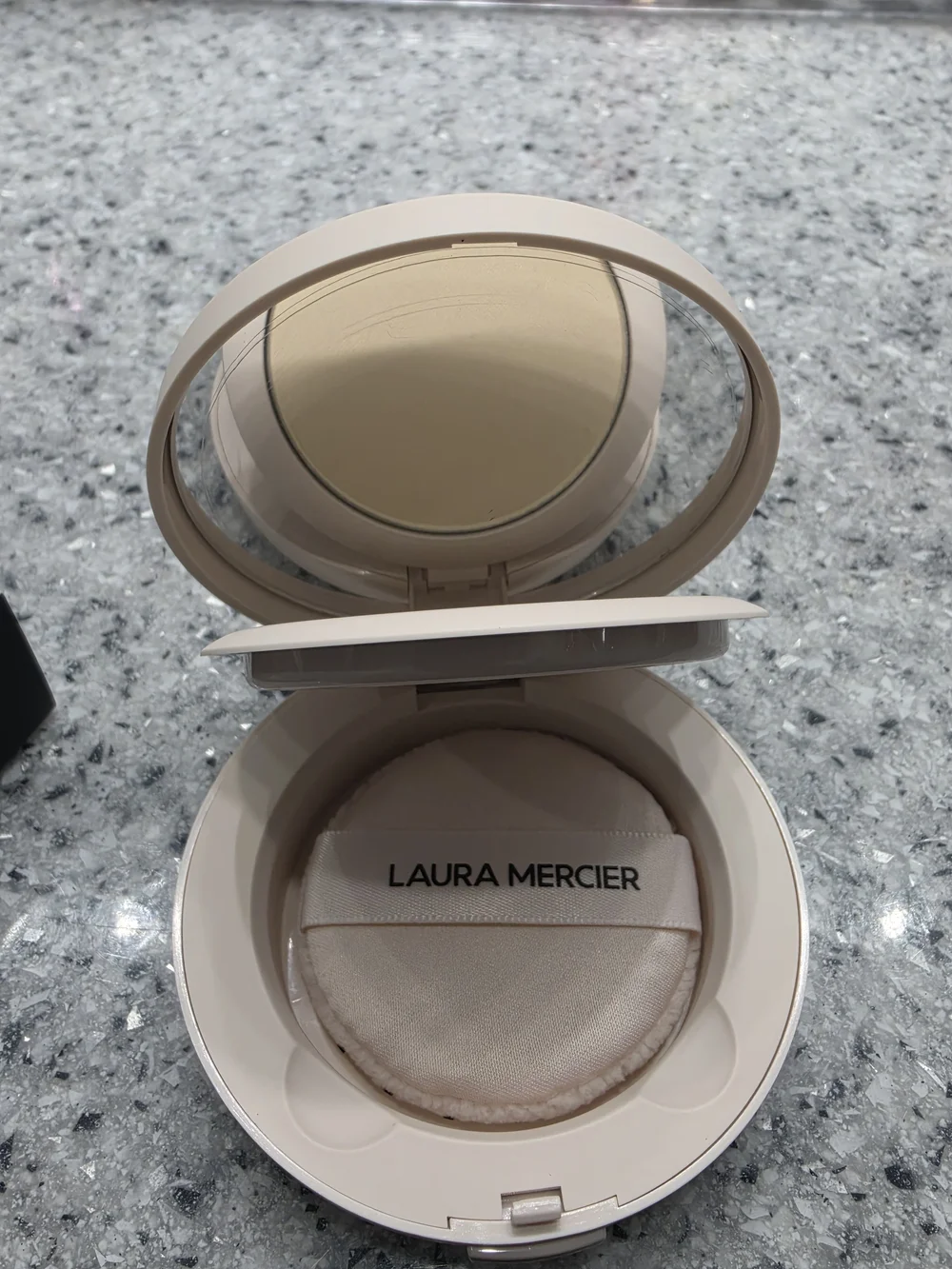 laura mercier Translucent Pressed Setting Powder — Light Cream Finish